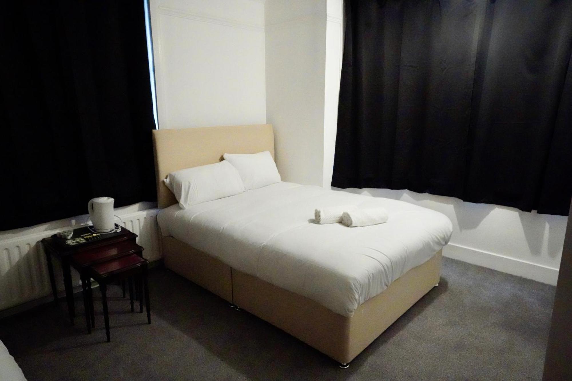 Gatwick Birchwood Lodge With Holiday Parking Горлі Екстер'єр фото